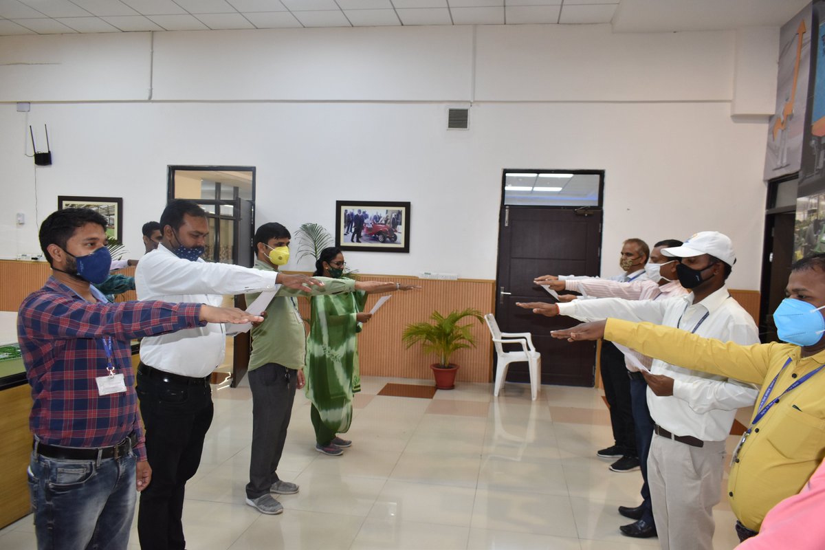cpro_mcfrbl's tweet photo. Modern Coach Factory observes #SwachhtaPakhwara 
Shri Anil Kumar Srivastava, Public Relation 
Officer administered #SwachtaPledge to officials &amp; staff participated in Cleanliness drive at General Administration Administrative Block MCF

 #SwachhBharatMission https://t.co/1C6PsxW5Tm