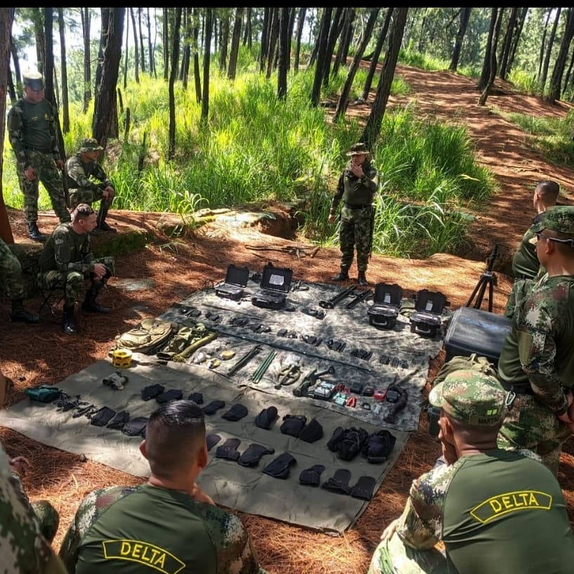 Biosp04's tweet photo. Feliz inicio de semana les desean los soldados del Batallón Ospina, dispuestos a servir con honor y sacrificio. https://t.co/PHmaaih3Ik