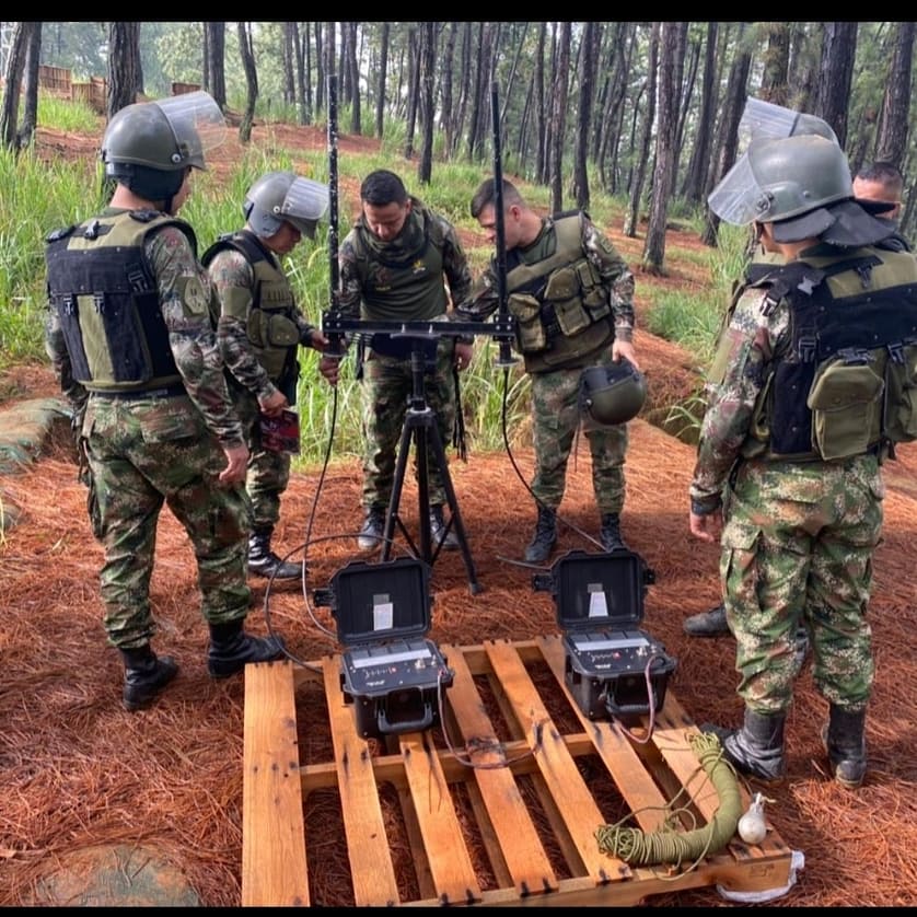 Biosp04's tweet photo. Feliz inicio de semana les desean los soldados del Batallón Ospina, dispuestos a servir con honor y sacrificio. https://t.co/PHmaaih3Ik
