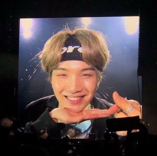 minpiebts's tweet photo. Yoongi in big screen during concerts - an etheral thread https://t.co/UyMlssGizZ