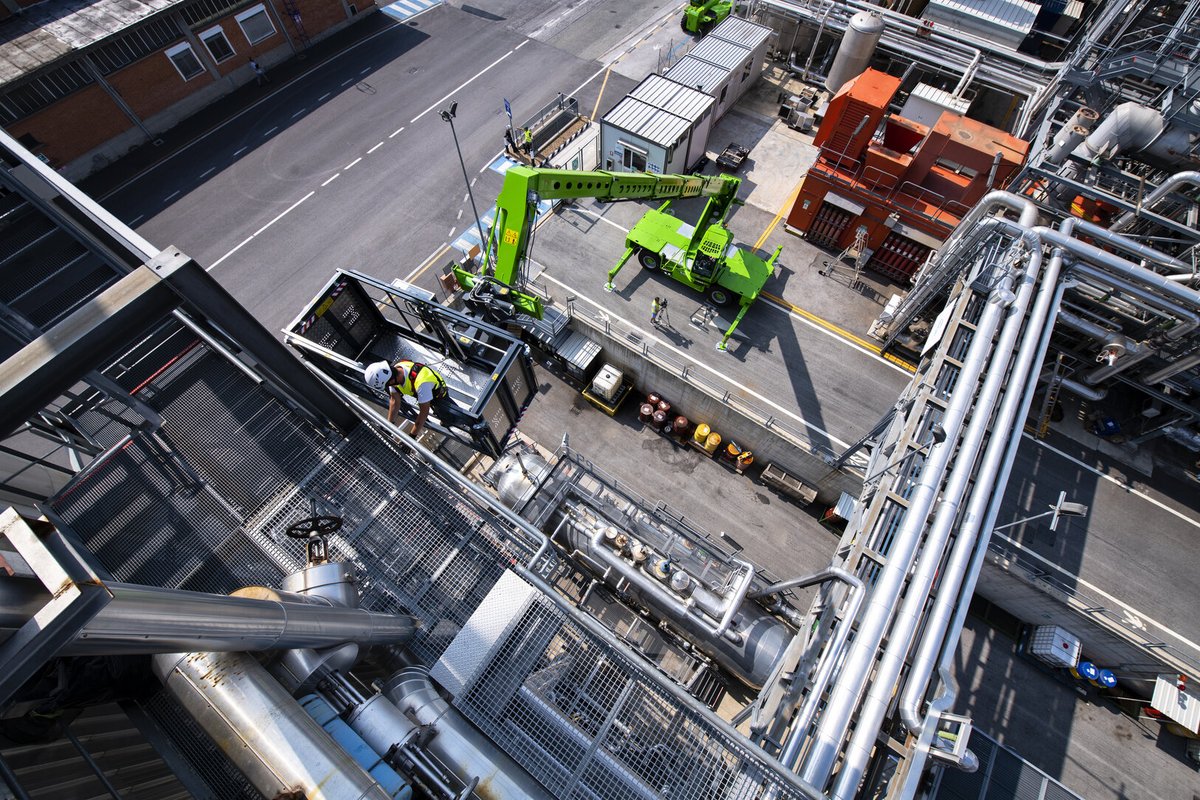UkMerlo's tweet photo. The Merlo Roto range offer's lifting capacity's from 4 to 7 tonnes and a reach between 16m and 35m. Speak to your local Merlo construction dealer today to see what the Merlo range can offer you. #merlo #merlotelehandler #telehandler #telescopic https://t.co/7U9TZ2gXUi