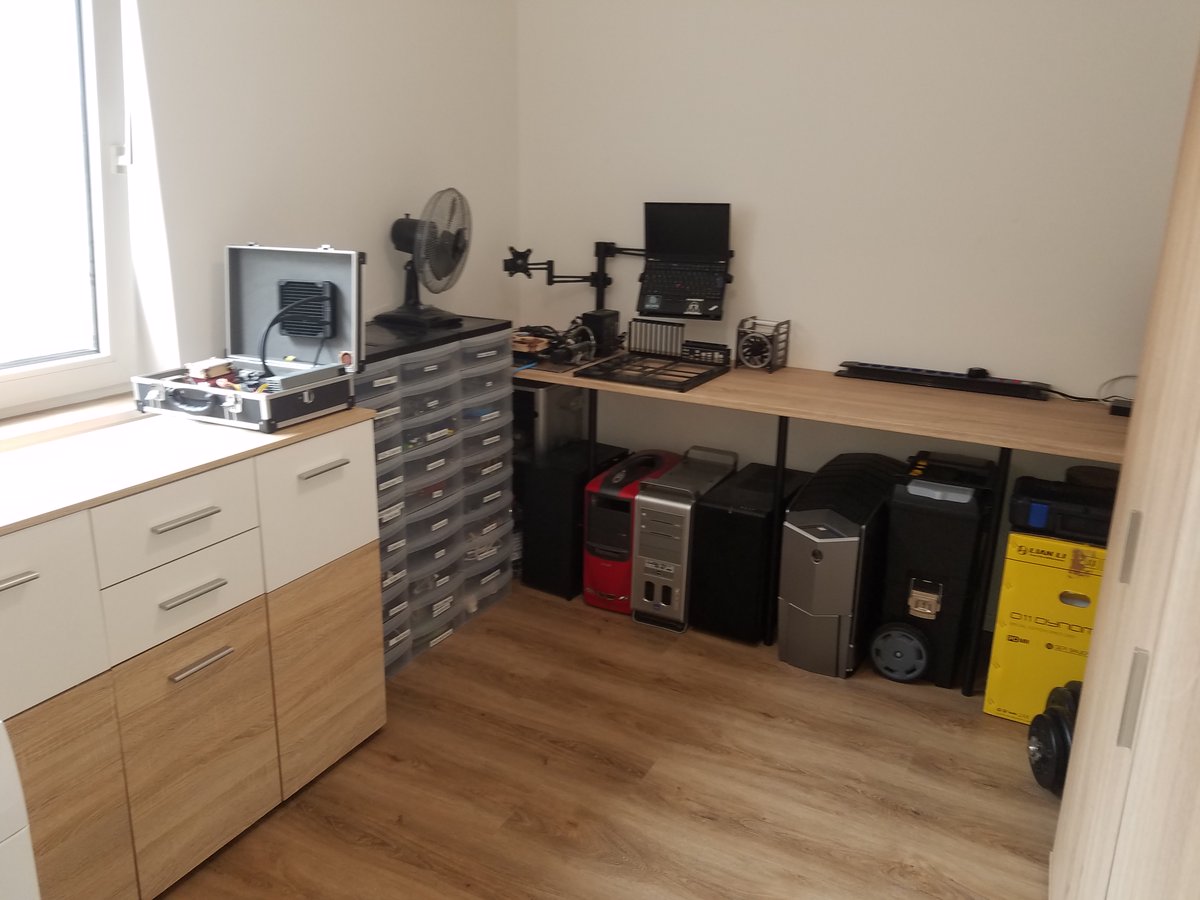 mgkmnfrd's tweet photo. Finally, I have mostly finished my workshop.
2 PC-benchtables, 1 Pi-Rack, all my spare parts sorted, Gbit ethernet and power outlets on the workbench.
To do:
- get a display for the benchtables
- clean that damn window, it got horribly dirty during construction https://t.co/GwdPSVqED6