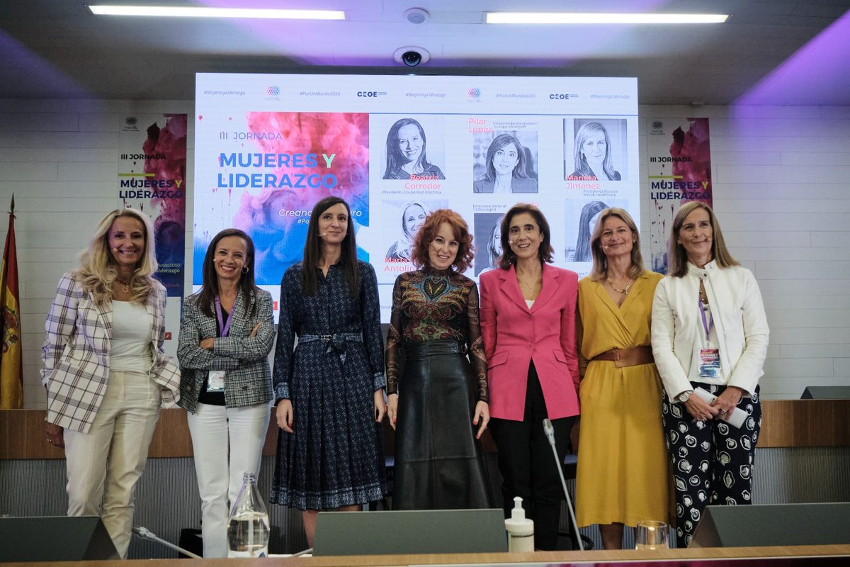 LomanaGloria's tweet photo. 🌺Comparto #momento con estas  #Mujeres inspiradoras en la III Jornada #MujeresyLiderazgo:
@BeatrizCorredor, @Marietajurgal, #LauraRos @AntolinHelena  y #PatriciaCortizas, final de la mesa "Reinventando el #Futuro"

💫Un lujo escucharlas 

#PorUnMundo5050 https://t.co/QXC4QFDbyc