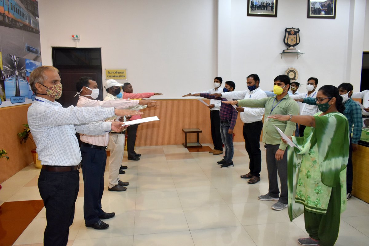 cpro_mcfrbl's tweet photo. Modern Coach Factory observes #SwachhtaPakhwara 
Shri Anil Kumar Srivastava, Public Relation 
Officer administered #SwachtaPledge to officials &amp; staff participated in Cleanliness drive at General Administration Administrative Block MCF

 #SwachhBharatMission https://t.co/1C6PsxW5Tm