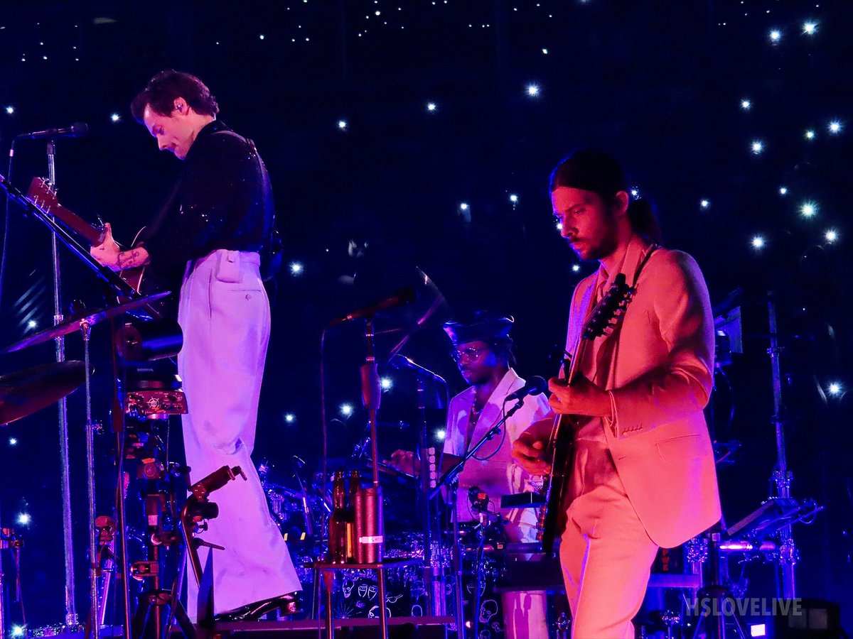 HS_LoveLive's tweet photo. Harry Styles, Pauli The PSM & Mitch Rowland - Love on Tour - Chicago Night 1 (09.24.21) #LOTChicagoN1 #LOTChicago #LoveOnTour2021 #HarryStylesLoveOnTour #HarryStyles #MitchRowland #PauliThePSM https://t.co/AYPPhNp39o
