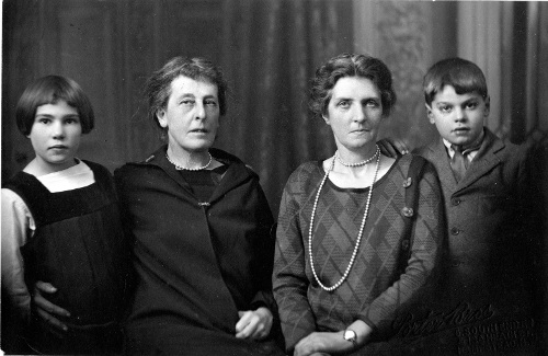 archiveshub's tweet photo. #20YearsOfFeatures: May 2018 featured @RCNLibraries & #Archives: 'Cathlin du Sautoy and Hermione Blackwood: personal papers at the Royal College of #Nursing' https://t.co/LZI5Hk1iHC #RCNlibScot #histnursing #WW1 #diversity https://t.co/kFVs7Iw9rT