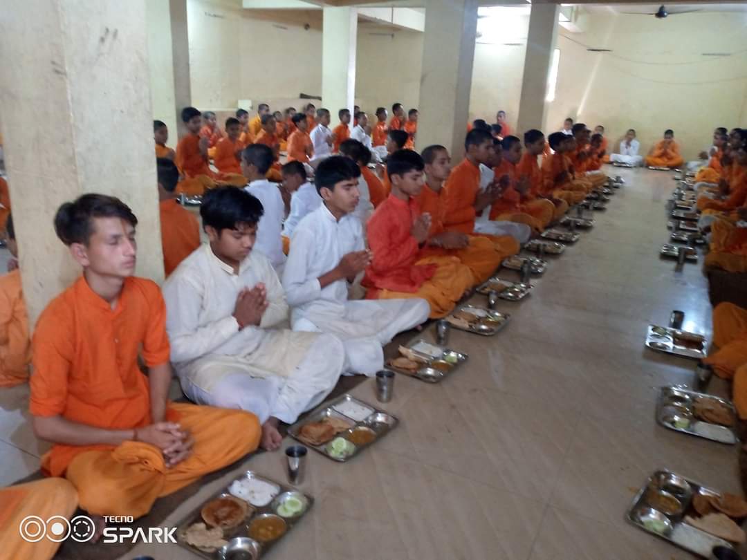 bhargav_gopal's tweet photo. आज मेरी माताजी (बाई) स्व. श्रीमती सुशीला देवी भार्गव की पुण्यतिथि है। बाई के ही शिक्षा संस्कारों का पालन करते हुए गृहनगर  गढ़ाकोटा में पीपल घाट स्थित श्री गणेश संस्कृत विद्यालय  के ब्रह्मचारी बटुक बालकों सहित आचार्यजनों को भोजन दानादि कराके अपने पुत्र धर्म का निर्वहन किया। https://t.co/9zD4f25oC5