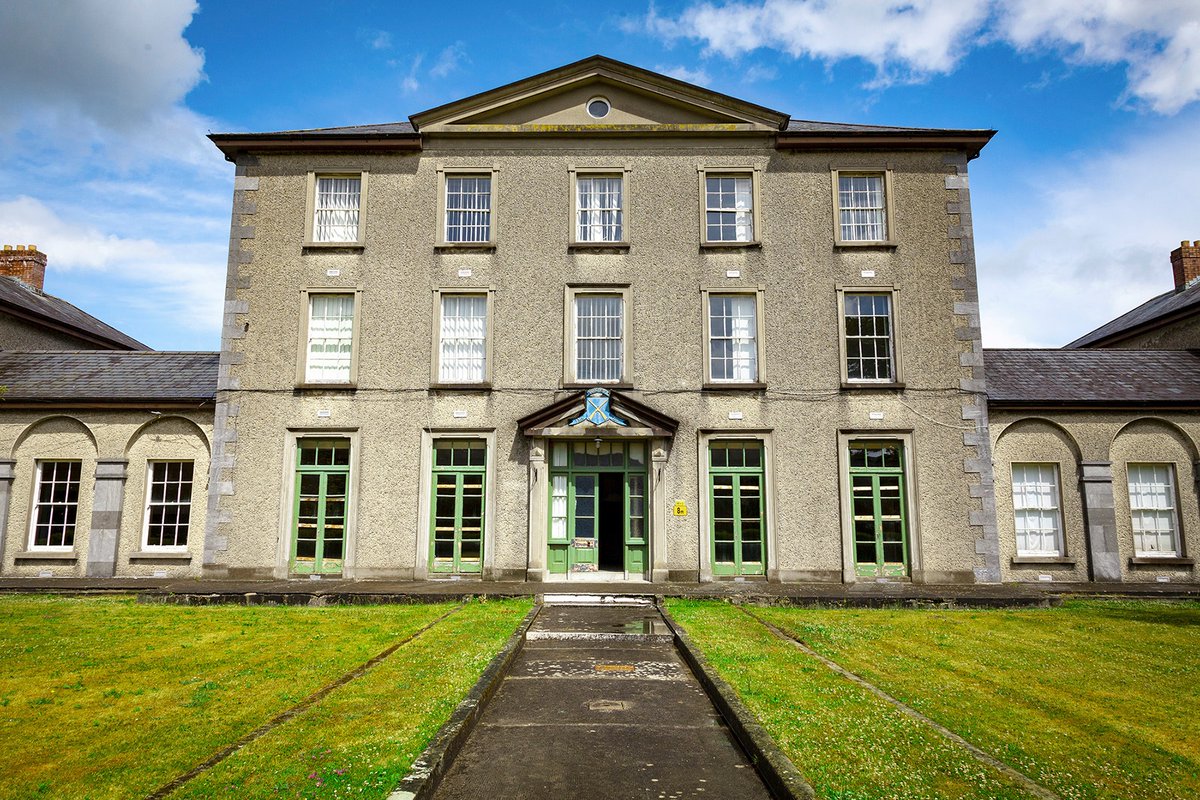 FromOut_TheLand's tweet photo. 📣Breaking (Musical) News📣Clear your calendar as The Hunchback of Notre Dame will take place 26-29 October🥳 Like all #FaoinSpéir events, this will take place outside🌤Clonmel's Kickham Barrack will host our community musical with its parade grounds transformed in to 1500s Paris https://t.co/Ajx2EhCJGn