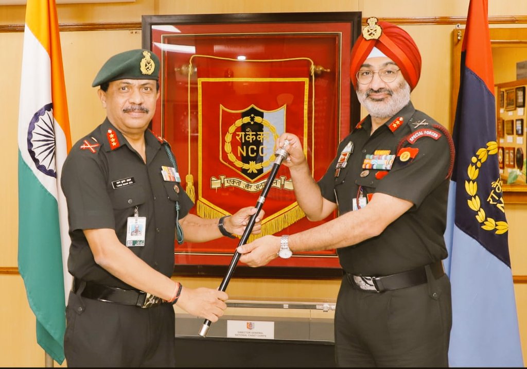 HQ_DG_NCC's tweet photo. Lt Gen Gurbirpal Singh AVSM, VSM has taken over the reins of National Cadet Corps - The premier youth org of the country, as its 34th Director General on 27 Sep 2021. He is an alumnus of NDA, Khadakvasla &amp; IMA, Dehradun and was commissioned into the PARA REGT in 1987. 
1/3 https://t.co/qc7fKL6D8i