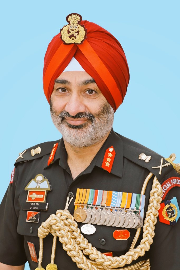 HQ_DG_NCC's tweet photo. Lt Gen Gurbirpal Singh AVSM, VSM has taken over the reins of National Cadet Corps - The premier youth org of the country, as its 34th Director General on 27 Sep 2021. He is an alumnus of NDA, Khadakvasla &amp; IMA, Dehradun and was commissioned into the PARA REGT in 1987. 
1/3 https://t.co/qc7fKL6D8i
