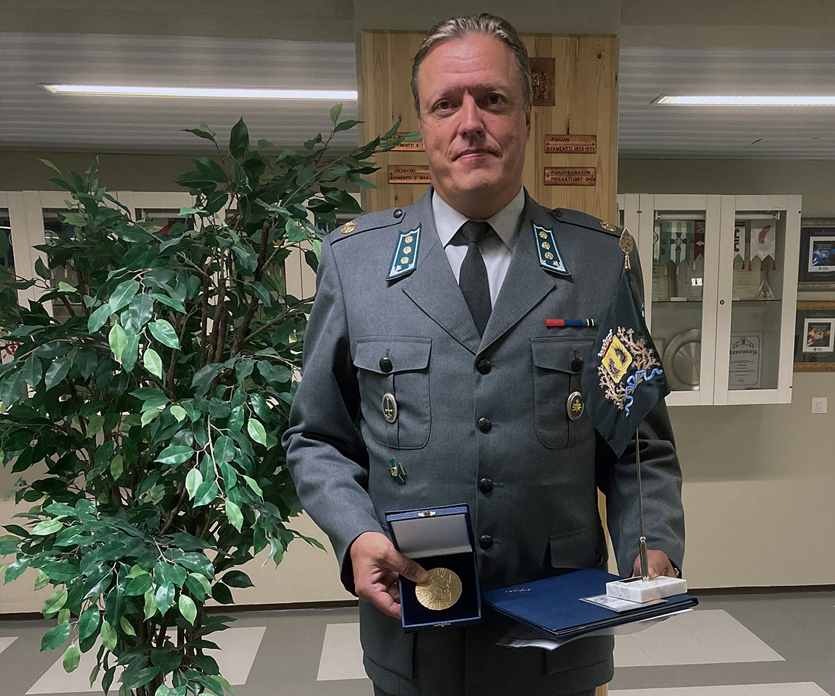 KainuunPR's tweet photo. Meillä oli kunnia luovuttaa PV:n kultainen ansiomitali ansiokkaasti ampumavalmennuksessa toimineelle ja kilpailuissa menestyneelle kapt Jorma Jäntille. Hän on innoittanut meillä sekä krh-kouluttajana,  urheilijana että työpaikkaohjaajana.

#kaipr #maavoimat #ammattitaito https://t.co/wNJiWZmsCb