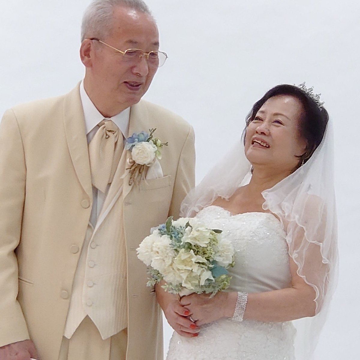 tanaka_Pchan's tweet photo. 77歳の花嫁👰‍♀️ドレスが着たいと言ってた母に、家族からのサプライズ🥰 https://t.co/6Y2ZMJWjX2