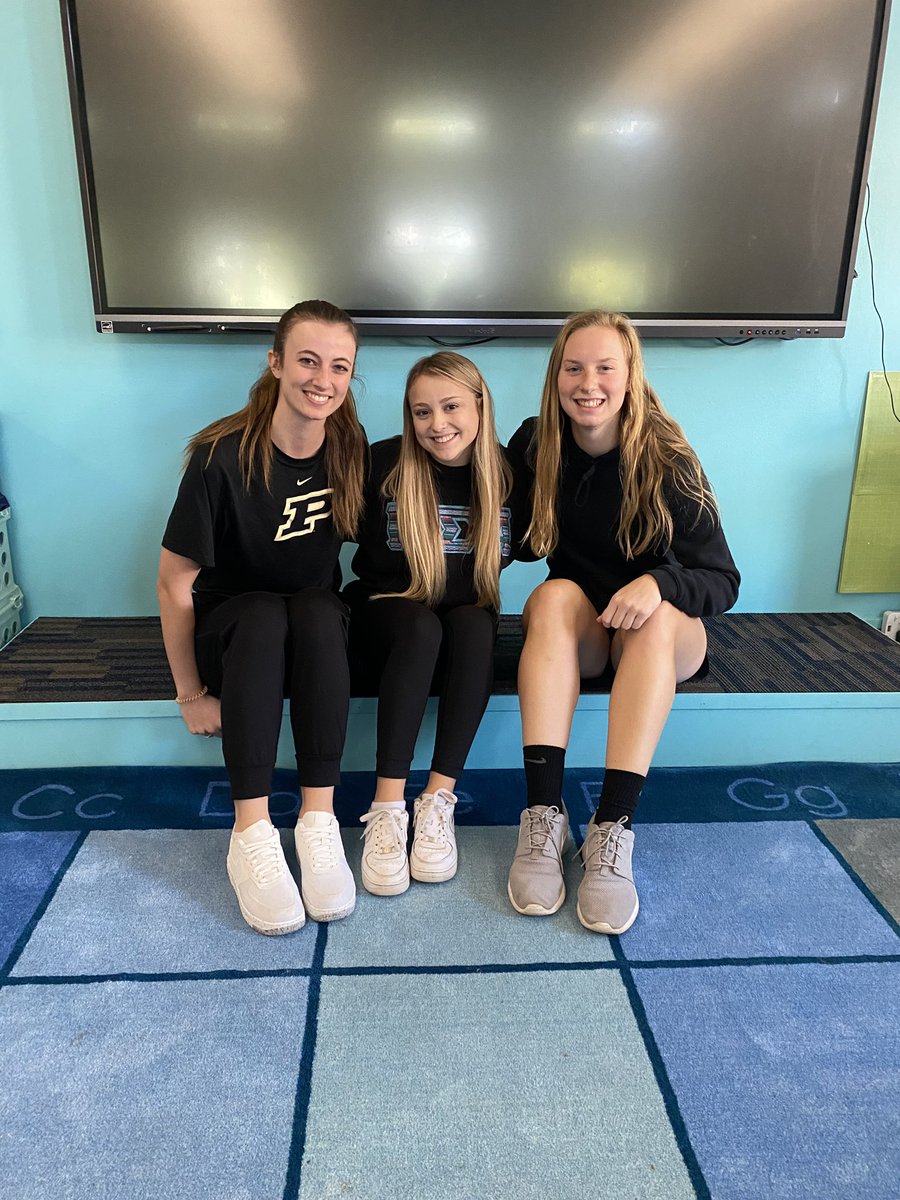 tcbieniewicz's tweet image. First day of spirit week call for color wars! #SeniorFSOE #TeacherByTrine