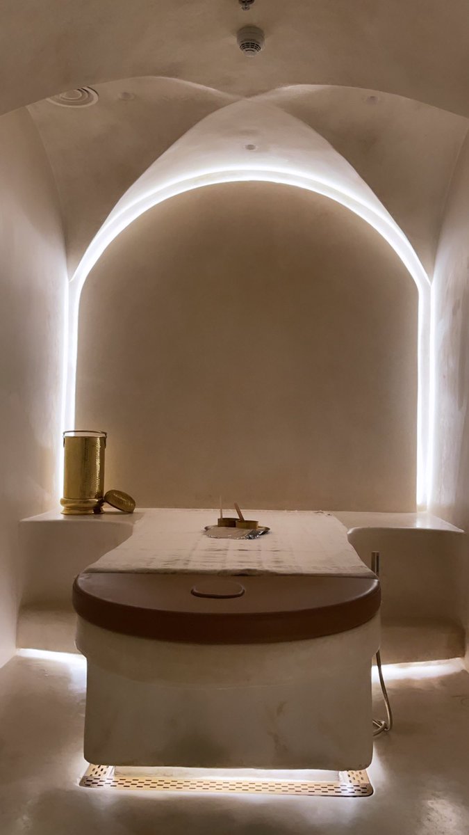 choumicha_ma's tweet photo. J’ai trouvé le meilleur Hamam de #dubai loin du folklore et des clichés. Les traitements pour le corps, visage et cheveux à base de produits naturels d’excellente qualité. 🎩 à Mouna Abbassi. Jerb we redi alya lkhebar. https://t.co/XSPqDwGijw