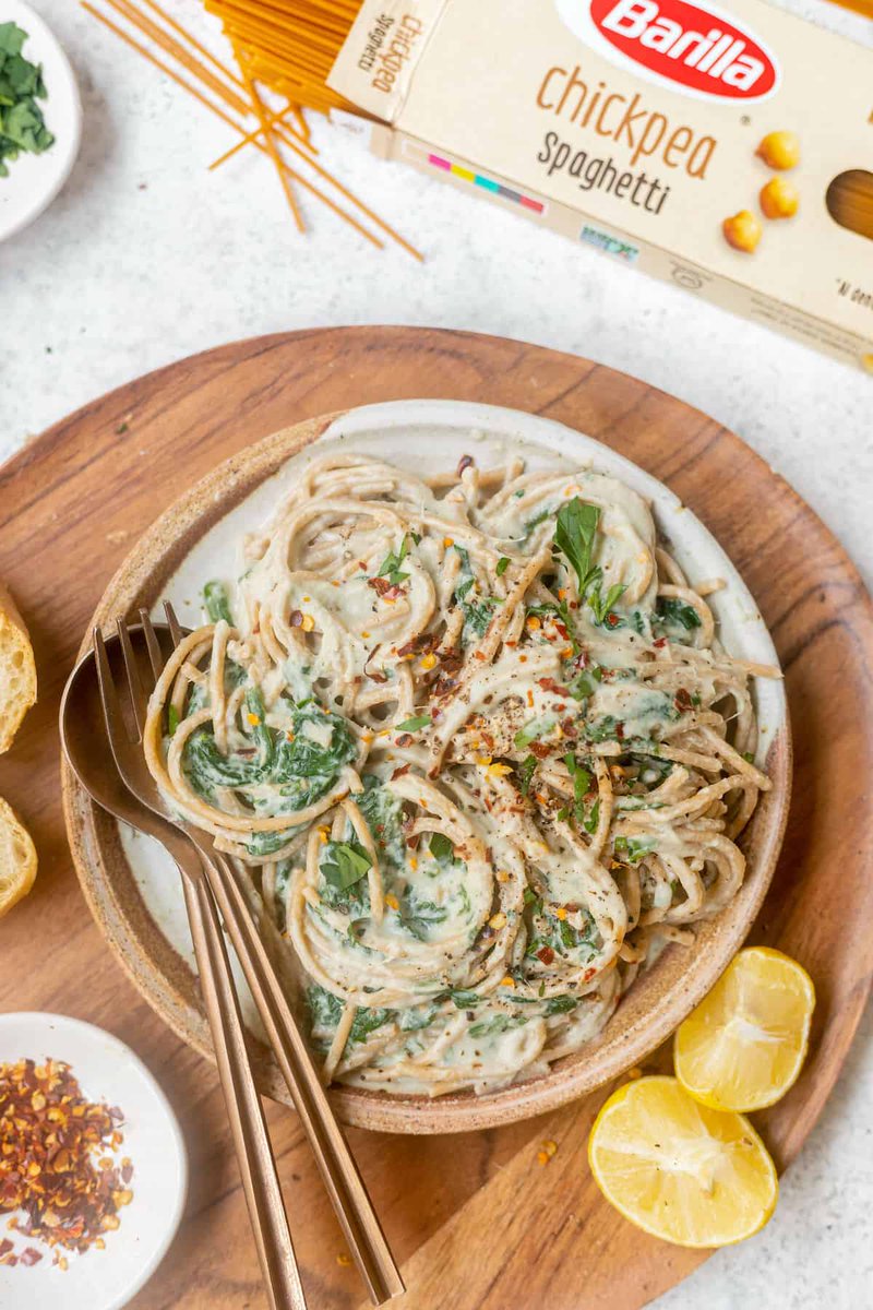 NEW: Healthy Spinach and Artichoke Alfredo Pasta starring <a href="/BarillaUS/">Barilla US</a> Chickpea Spaghetti! Made with one single ingredient, packed with 11 grams of plant protein and on the table in 20 minutes. #ad hummusapien.com/healthy-spinac…