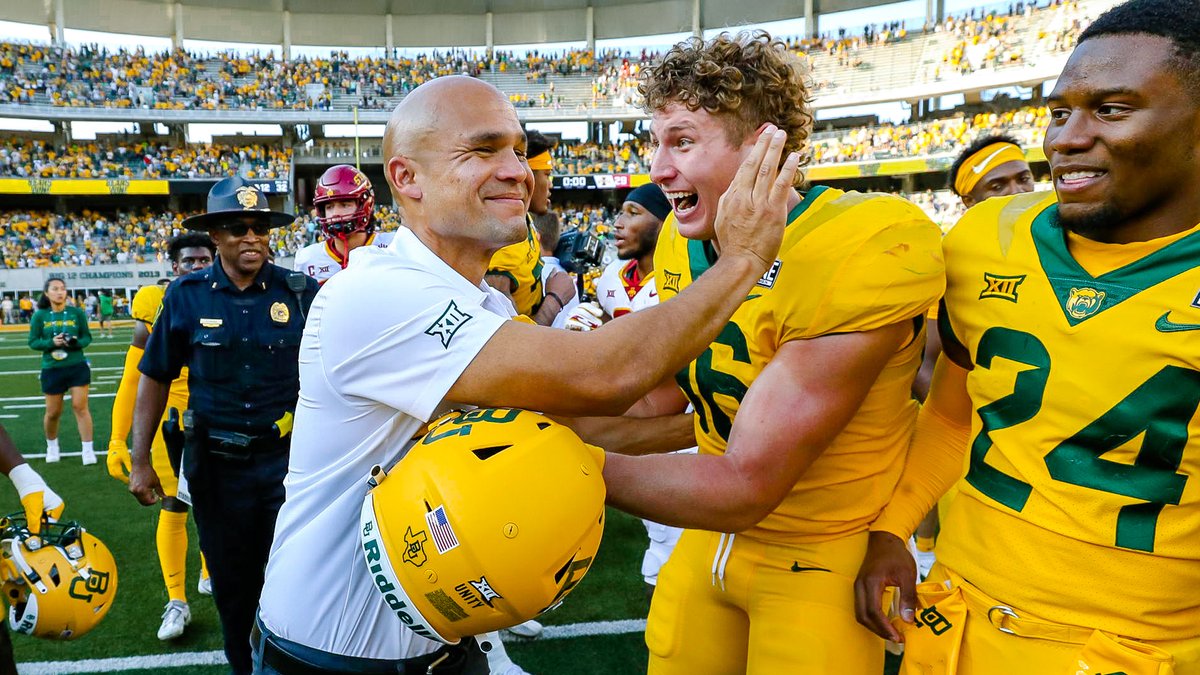 BaylorAthletics's tweet photo. 𝕎𝕖𝕖𝕜𝕖𝕟𝕕 ℝ𝕖𝕔𝕒𝕡: Can we talk about the fact that the Bears went a PERFECT 6⃣➖0⃣ last week, which included three top-15 wins? 😤

Because wow. #SicEm https://t.co/HM7DOIJT3l