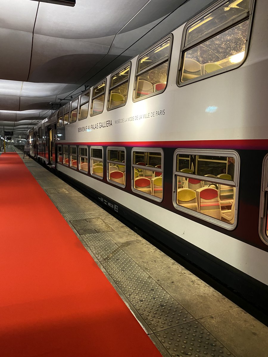 parismusees's tweet photo. 🎉Inauguration du « Train Paris Musées » ce matin, un voyage au cœur des collections &amp; décors de 4 musées de la Ville de Paris pendant votre trajet sur la ligne du RER C !

@carine_rolland @Actu_Transilien https://t.co/gnleGfAP5B