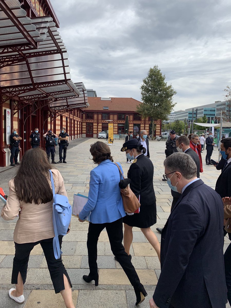Le train de relance à St Étienne ,c est parti /inauguration par notre ministre et préfète en compagnie du DR Pole Emploi ⁦<a href="/TOUBEAUfred/">Frédéric Toubeau</a>⁩ ⁦<a href="/jadorliat/">Jacques Alex DORLIAT</a>⁩ ⁦@GallCecile⁩ ⁦@poleemploi_ara⁩ Loire