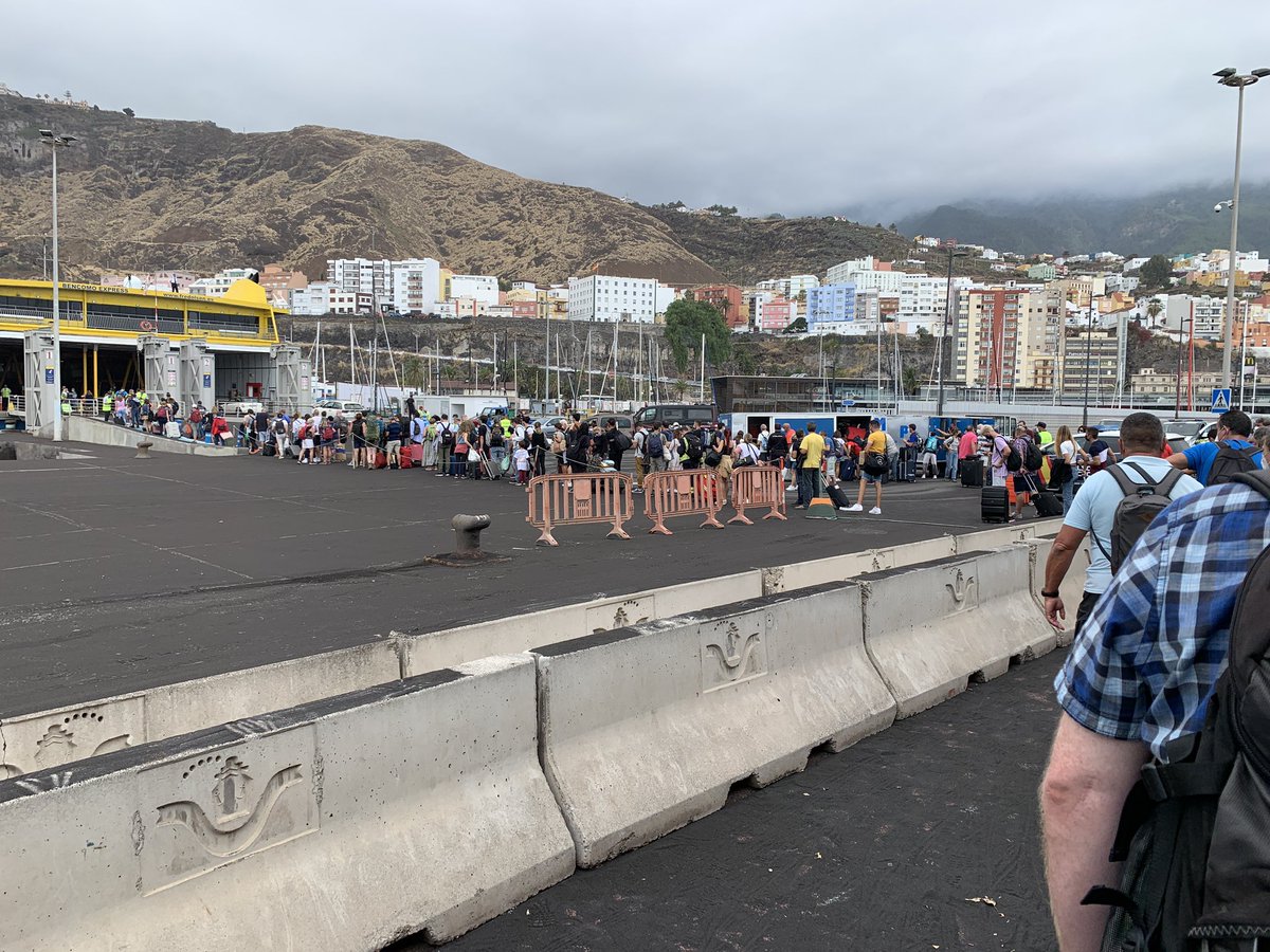 Lange Schlangen von abreisenden Touristen, Einheimischen, Einsatzkräften und Polizisten um 11:30 Uhr am Hafen von #lapalma. Ab nachmittags will <a href="/BinterCanarias/">Binter</a> die Flüge wieder aufnehmen. Heute Morgen hatte der #CumbreVieja vorübergehend 2 Stunden Ruhe gegeben. #LaPalmaeruption