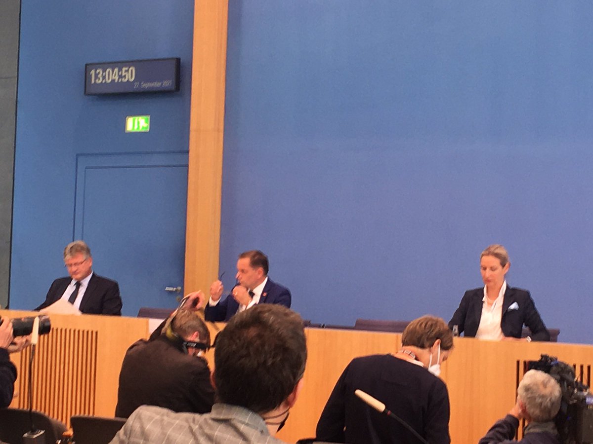 kilianpfeffer's tweet photo. Frostige Stimmung bei #afd Pk: Tino #Chrupalla und Alice #Weidel sind zufrieden mit Wahlergebnis, Jörg #Meuthen verteilt Schellen: wir dürfen uns dieses Ergebnis nicht „in Altparteienmanier“ schönreden, das ist im Ganzen nicht gut, wie haben nur die „eigene Blase“ bedient. https://t.co/uwUIBahCU2