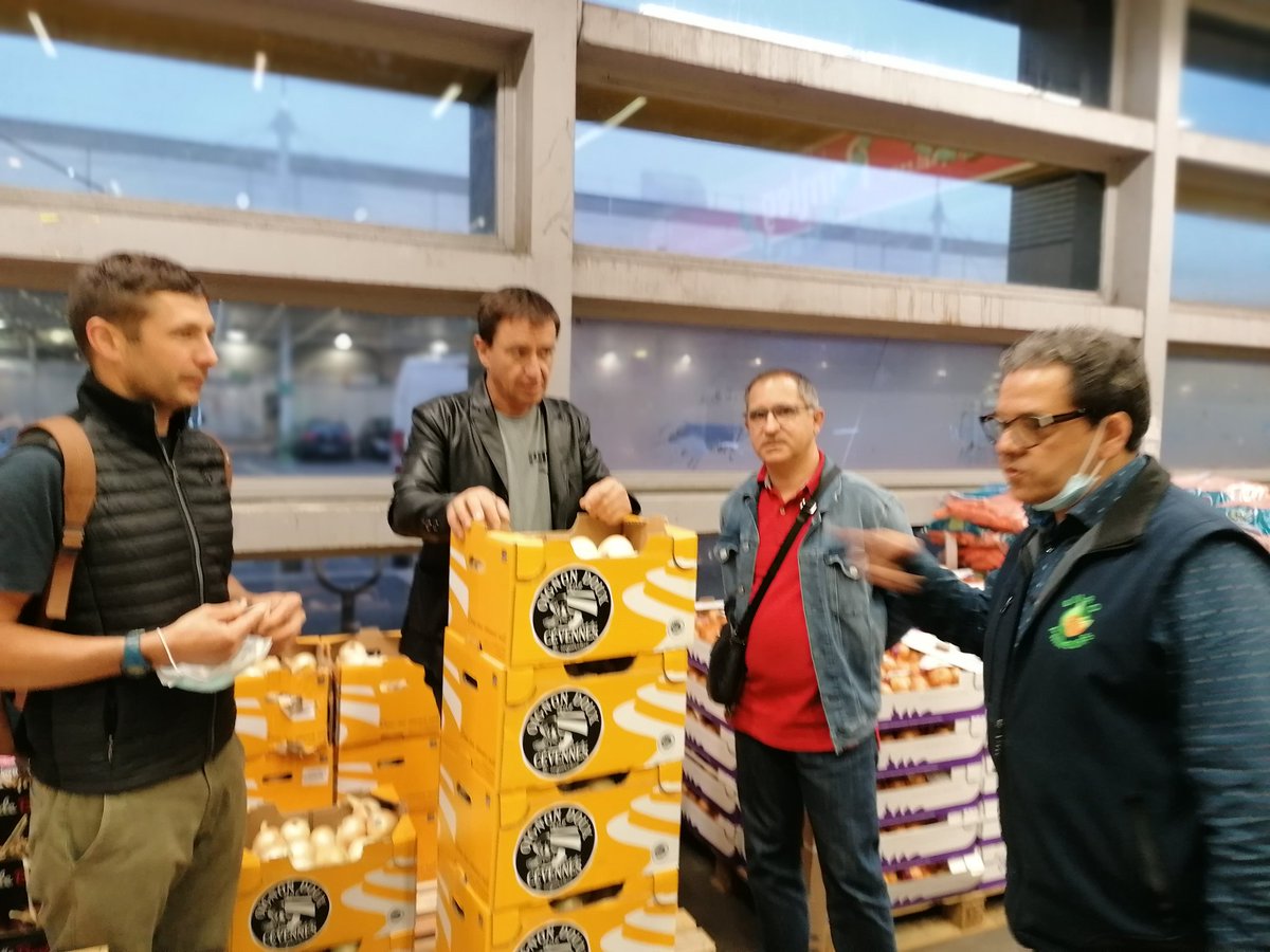 OrigineCevennes's tweet photo. Ce matin visite de nos clients sur @marchederungis
Une belle saison de vente qui s'annonce 👍🧅 https://t.co/Ruxy9QQAjC
