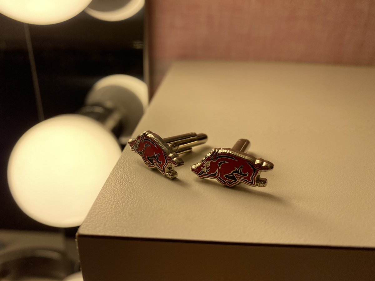 tjholmes's tweet photo. Normally I pick out my on-air outfit by first selecting a suit OR first selecting a tie. Then I say, “ok, now what tie will go w/this suit?” OR “ok, now what suit will go w/this tie?”

However this morning: “what suit &amp; tie will go with these cufflinks?” #WPS @GMA @ArkRazorbacks https://t.co/635zuqclUH