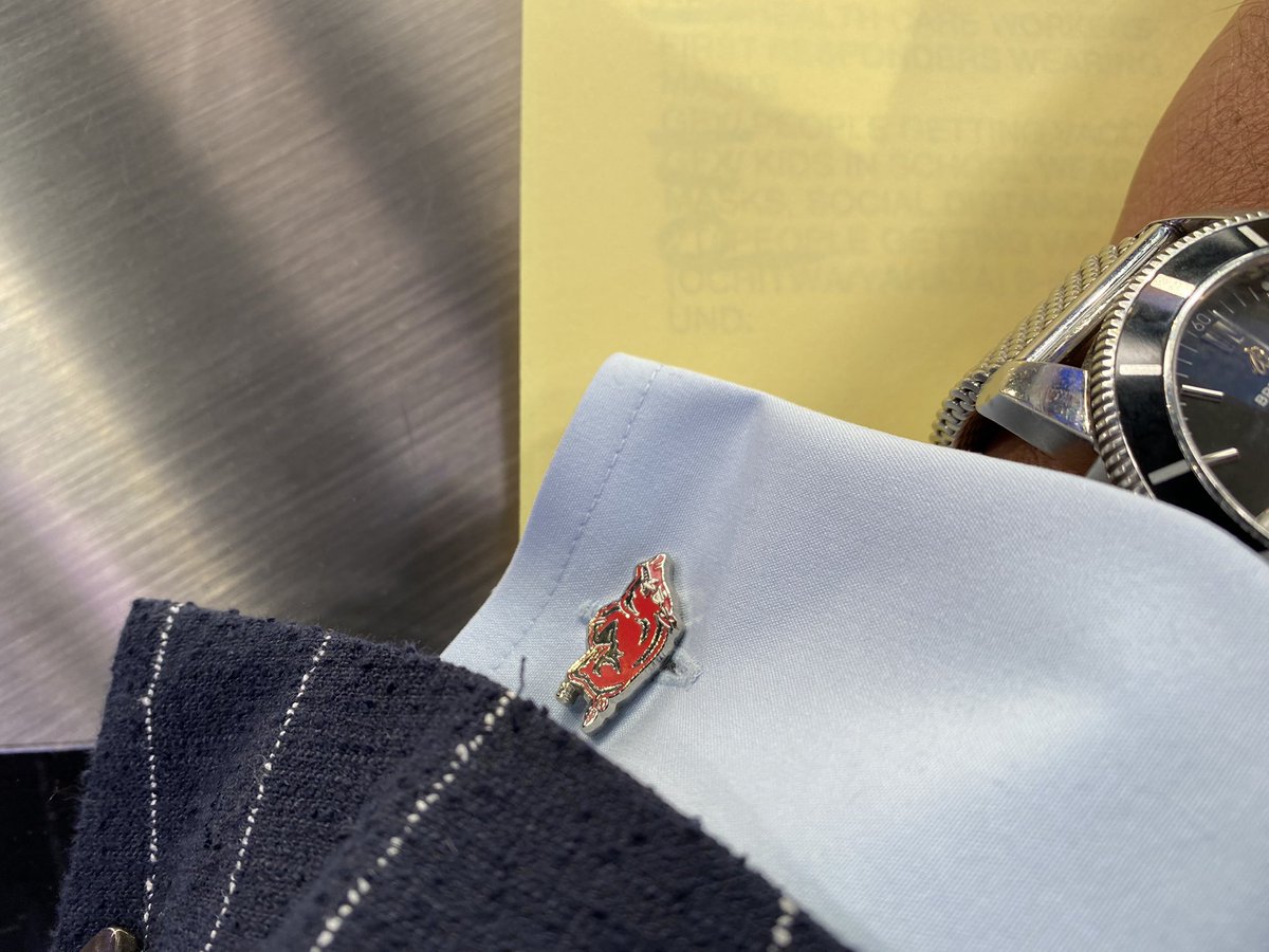 tjholmes's tweet photo. Normally I pick out my on-air outfit by first selecting a suit OR first selecting a tie. Then I say, “ok, now what tie will go w/this suit?” OR “ok, now what suit will go w/this tie?”

However this morning: “what suit &amp; tie will go with these cufflinks?” #WPS @GMA @ArkRazorbacks https://t.co/635zuqclUH