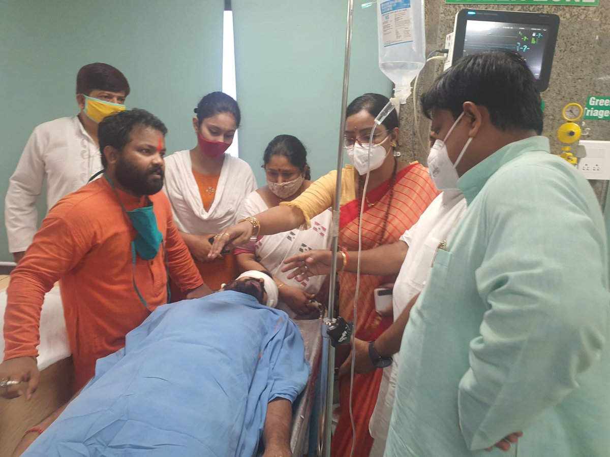 DrSukantaBJP's tweet photo. ভবানীপুর বিধানসভার যদুবাজারে তৃণমূল গুন্ডাবাহিনীর হাতে আক্রান্ত বিজেপি কর্মকর্তাদের সাথে দেখা করলাম। 

রক্ত ঝড়িয়ে মমতা ব্যানার্জী মুখ্যমন্ত্রী হতে চাইছেন! ভবানীপুরের মানুষই এর উপযুক্ত বিচার করবেন।
#AbaroHarbeMamata https://t.co/75uZXAUJdo