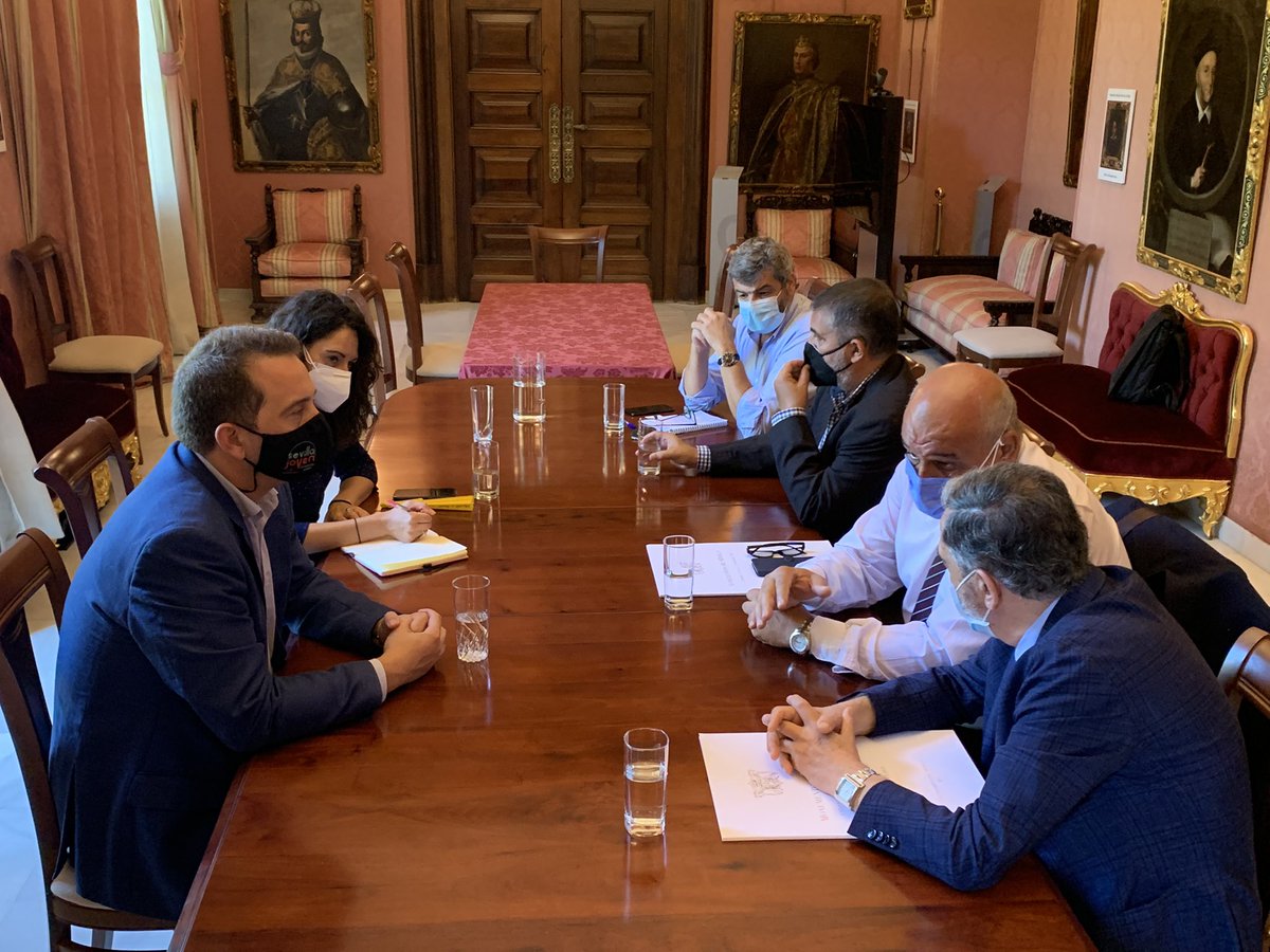 FAMSI_Solidario's tweet photo. 🇵🇸Hermandad y acogida. @jabafe79, Cooperación @Ayto_Sevilla, recibe a Abdelnasser A. Sairafi, dtor de la Admon del Dpto. de ONG y RRPP del M° del Interior Palestino, Jeehad Suleiman Rashid, pdte. de ASECOP (Asoc. europea de coop. con Palestina), Jeehad Rashid, #ASECOP y a #FAMSI. https://t.co/zub6k1rU6S