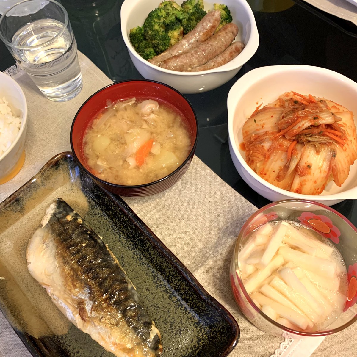 IDEAGO2's tweet photo. ✔さば塩焼き
✔豚汁
✔ソーセージと🥦ソテー
✔ポテサラ手作りキムチ巻き
✔長芋の漬物
#PHHA…じゃない今何だっけ飯 https://t.co/j6f0t7hsaV