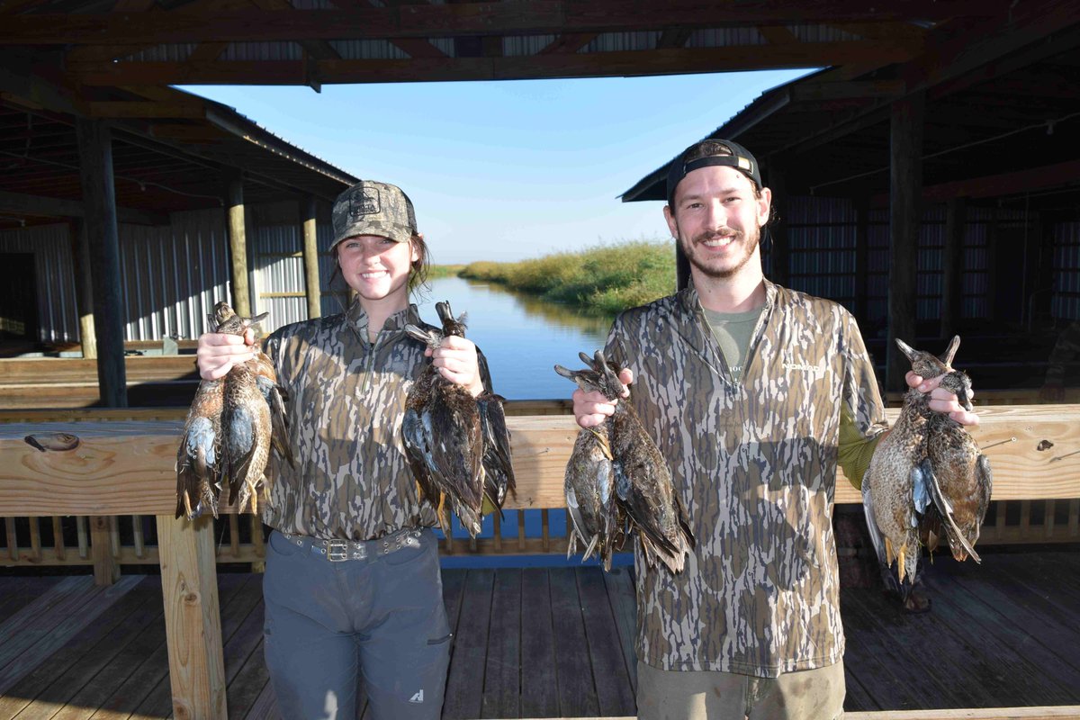 DrShortSpur's tweet photo. I had a great time this weekend with our Collegiate New Hunter Program introducing new hunters the joy of waking up with the marsh and a morning teal hunt @KevinRingelman.  Many thanks to @JasonHartOnline and @DeltaWaterfowl for the gear for the new hunters! https://t.co/ctNCV3U7Uv