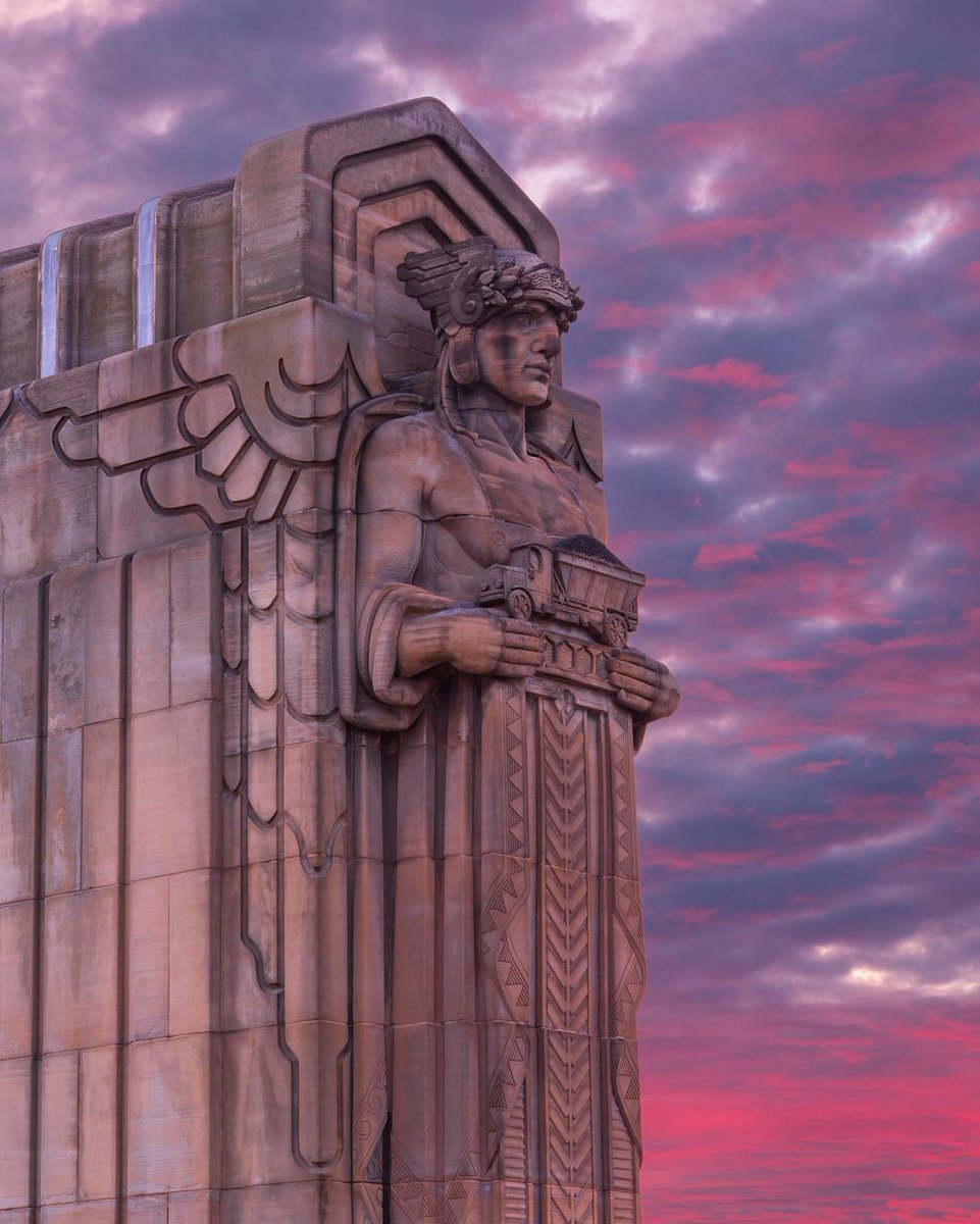 clevelanddotcom's tweet photo. Happy Monday, Cleveland! Here's a stunning snapshot of one of the Guardians of Traffic and a vibrant sky.  😍💜
Photo: @gabe_leidyphoto on Instagram https://t.co/EzPyGE4NXB