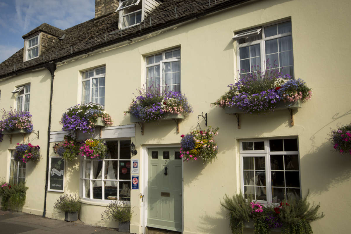 The Old Brewhouse Cirencester cotswolds.org/the-old-brewho… . The Old Brewhouse in Cirencester is a delightful 17th Century town house bed and breakfast full of charm #thecotswolds #cotswolds #cirencester #bedandbreakfast #gloucestershire #stayinthecotswolds #visitgloucestershire