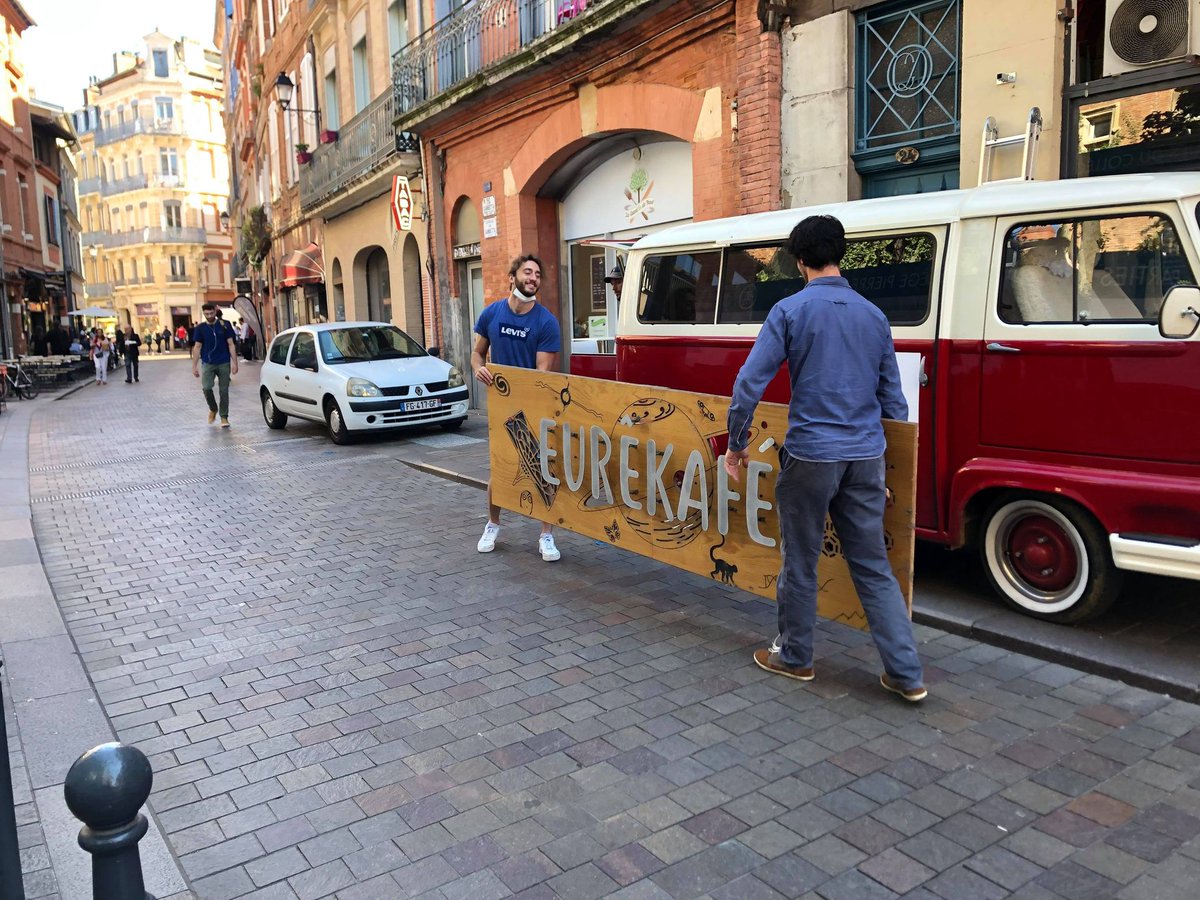 Salut à tous et toutes,
Le sous-marin Eurêkafé va bientôt refaire surface  
C'est la livraison de nouvelles !

Vous l’avez peut-être constaté si vous passiez devant, le local rue Gambetta a fermé ses portes... mais ce n’est que le début d’une nouvelle aventure😁

🔽🔽