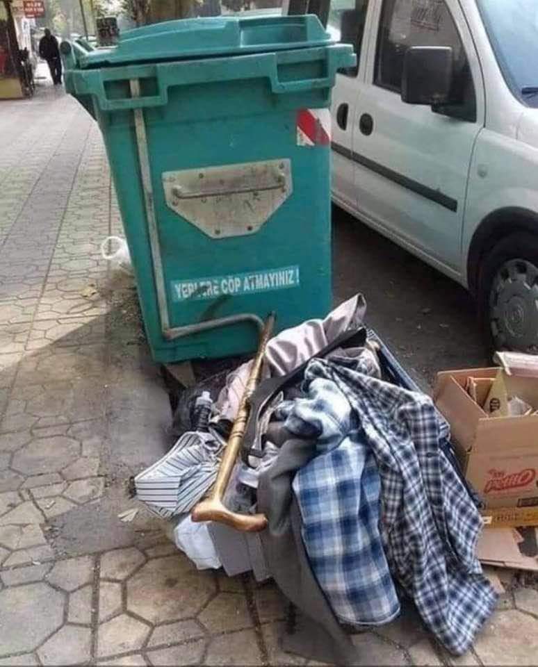 İhtiyaç fazlası elbise almayalım ve biriktirmeyelim.
İsraf haram.
Dünya fani.
Resimdeki gibi olacak çünkü.
Giyelim de üzerimizde eskisin.
Allah hayırlı ömürler versin, ömrünüz uzun olsun inşaallah.