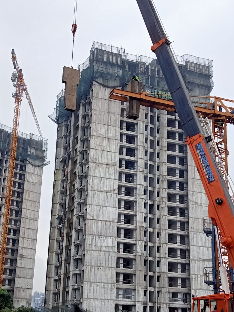 zaf_engineering's tweet photo. Alhamdulillah yesterday Soima Alfa 5012 External Tower Crane erection is complete 👌💯 by Zaf Engineering's team at (GODREJ, HCEC, HCPRL) at Bhiwandi Site. 

Thanks Zaf Team. 
Good Job👍💯

 #team  #job #engineering #towercrane #bmu #erection #fabrication #refurbishment #sales https://t.co/WMSHOY5iNO