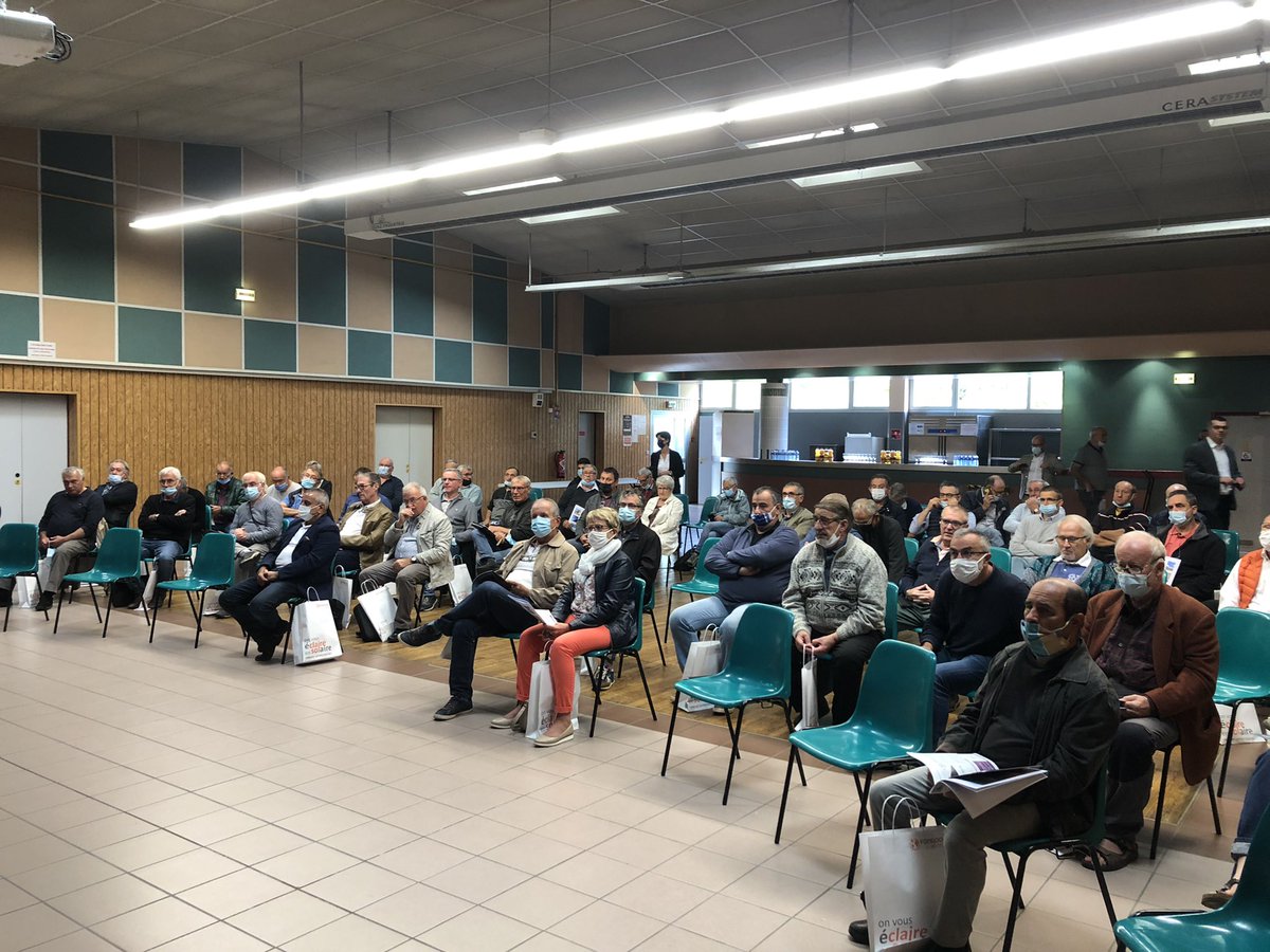 19Fdee's tweet photo. Journée de présentation de l’éclairage public solaire aux élus(es) membres vue par l’entreprise @FonrocheEU en partenariat avec la @19Fdee ☀️💡 https://t.co/1jWBw7MbTt