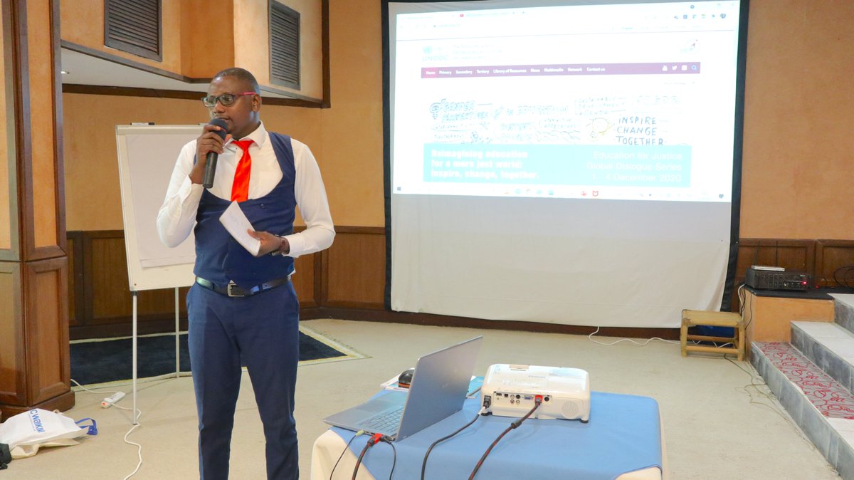 UNODCEastAfrica's tweet photo. #Kenya: E4J Justice clubs are at the forefront of #preventingcrime and #promotingjustice in our schools and communities🌇." - Brian Kamanza, #E4J Justice Club Patron, Kwale Boys Secondary School, Speaking on cultivating #ethics and #integrity amongst #youth 🤝
#SDGs #SDG16 #SDG4 https://t.co/anxqic1OHV