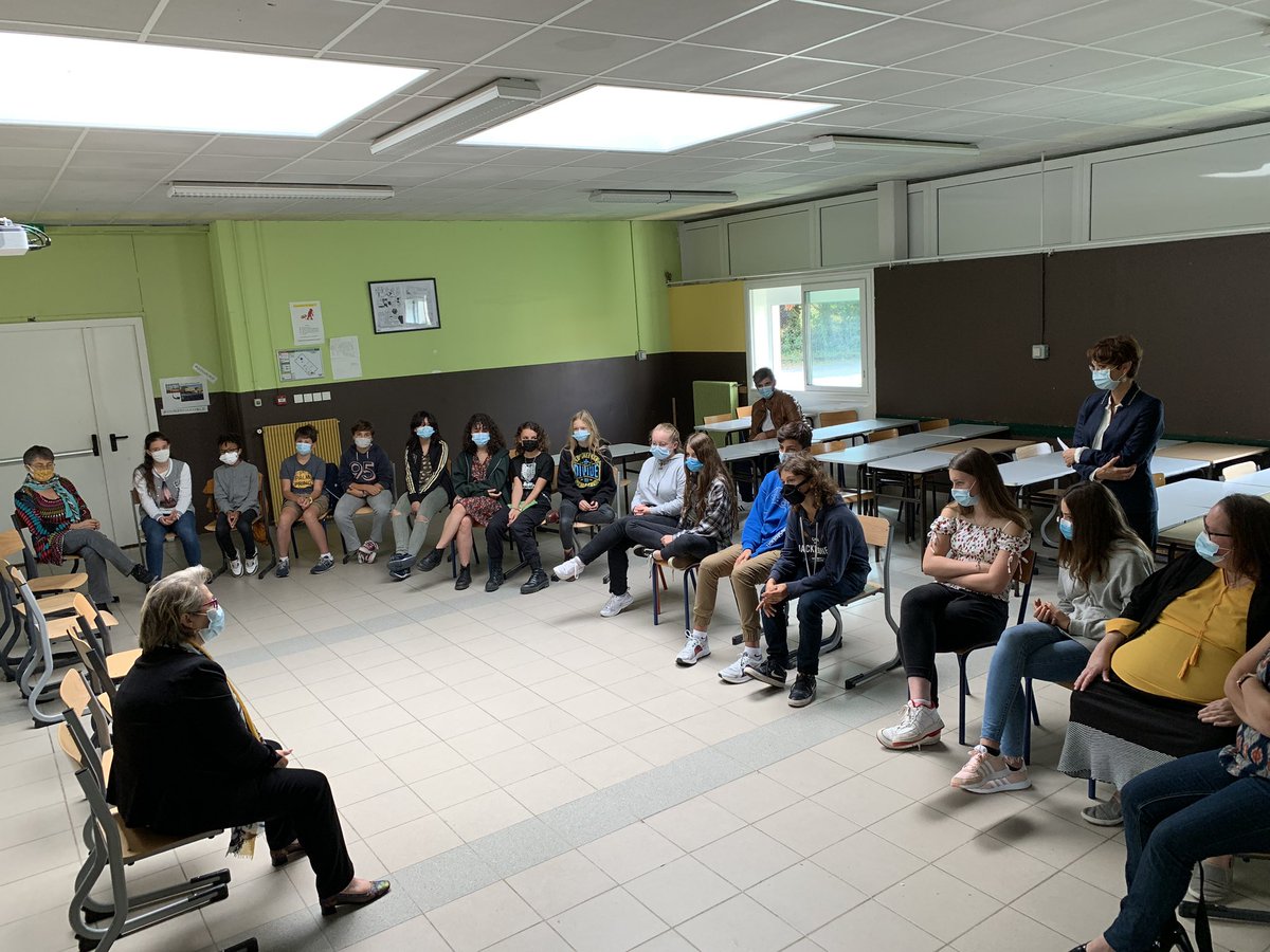 MediaPrevert's tweet photo. Cérémonie de remise de medailles de l’Assemblée Nationale aux élèves par la députée Véronique Hammerer pour les féliciter de leur engagement dans le projet #nonauharcelement de l’@AcBordeaux @doris_chambon @ccileERIONALUOB @AmelieFaust @v_Hammerer https://t.co/ppyAdqhiaV