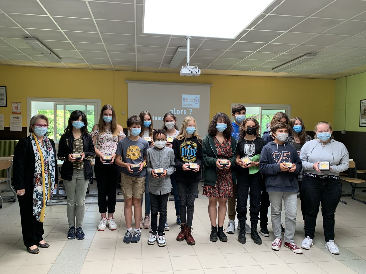MediaPrevert's tweet photo. Cérémonie de remise de medailles de l’Assemblée Nationale aux élèves par la députée Véronique Hammerer pour les féliciter de leur engagement dans le projet #nonauharcelement de l’@AcBordeaux @doris_chambon @ccileERIONALUOB @AmelieFaust @v_Hammerer https://t.co/ppyAdqhiaV