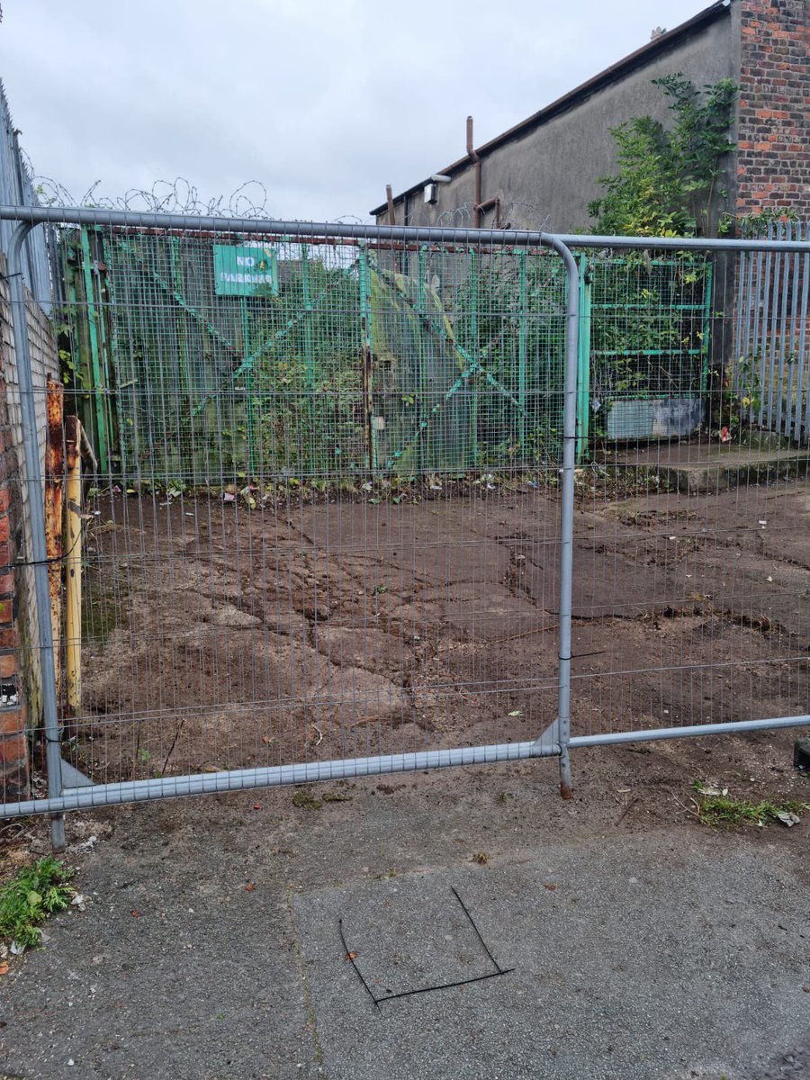 Before and after… We had concerns raised about this piece of land on Thomas Lane and our amazing team at <a href="/lpool_LSSL/">Liverpool Streetscene Services Ltd</a> have been out to clear the land. The difference 🤩