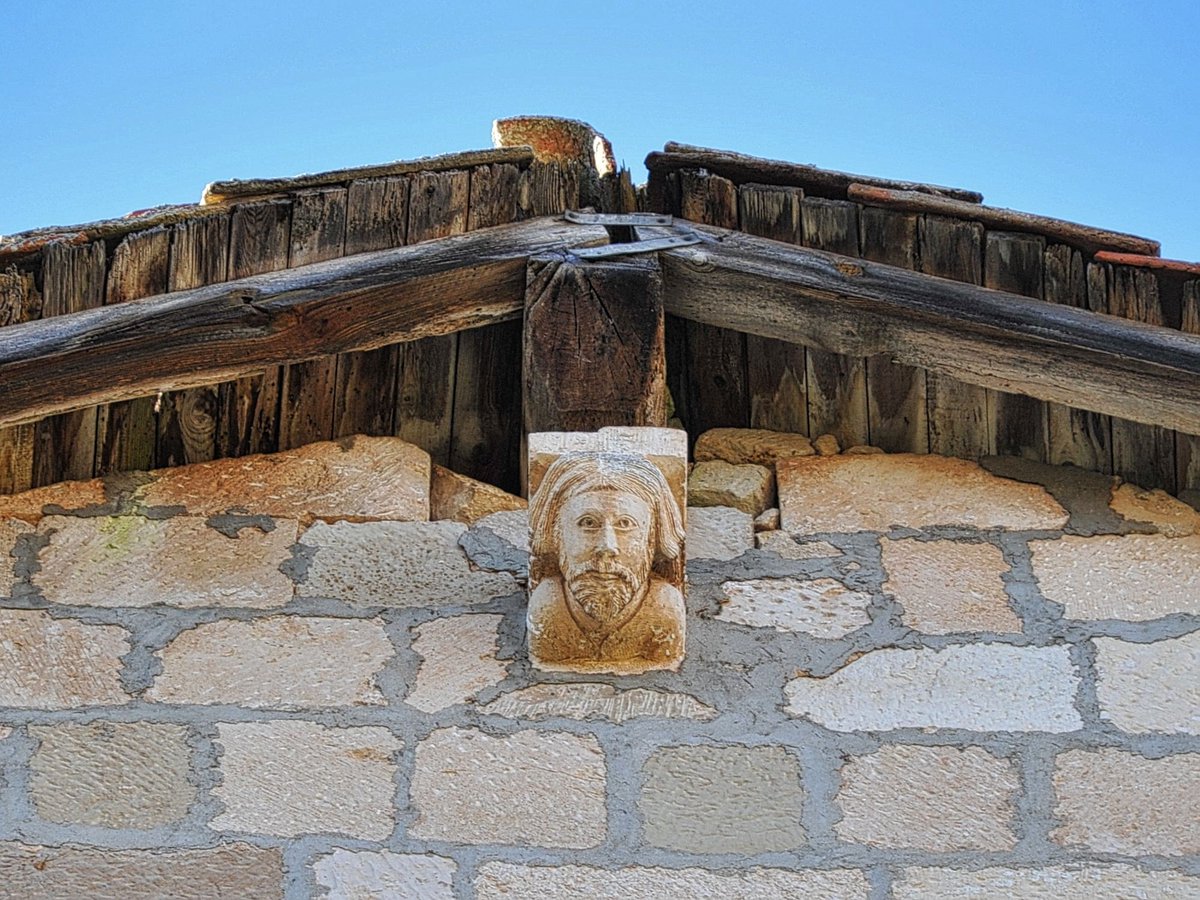 RomanicoEspana's tweet photo. Doloroso aspecto de la iglesia de Nuestra Señora de la Asunción de Arana (Condado de Treviño), cada vez más deteriorada y literalmente engullida por la vegetación circundante #FelizLunes #FelizSemana https://t.co/pXkwg0slgu