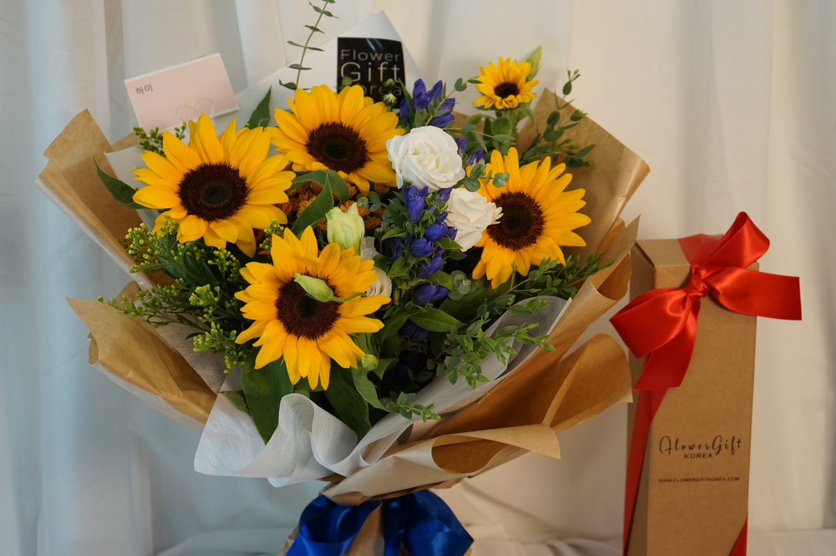 flowergiftkorea's tweet photo. Sunflowers symbolize unwavering faith and unconditional love. It's perfect to send to your loved one if you want to express exactly how much you adore him or her.
#kpopseries #kpopdrama
#seoul #flower #yangjae #koreatravel #flowerskorea #koreaflowers #koreaflowerdelivery #seoul https://t.co/4EV6jQsH1N