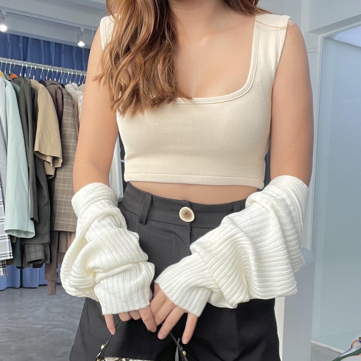 tkxmq_'s tweet photo. รีวิวเสื้อแบรนด์ตัวเองอีกครั้ง คือเก็บเนื้อปลิ้นข้างรักแร้ได้หมดเลย ผ้าหนา เก็บทรงดีมากกกก ราคา 350 อะ มีสีขาว, ดำ, เบจ บอกเลยต้องมีติดตู้ แมชได้ทุกลุคเลยคับ 
ตามไปดูได้ที่ ig : simp.brand เลยย https://t.co/qOF5UWG224