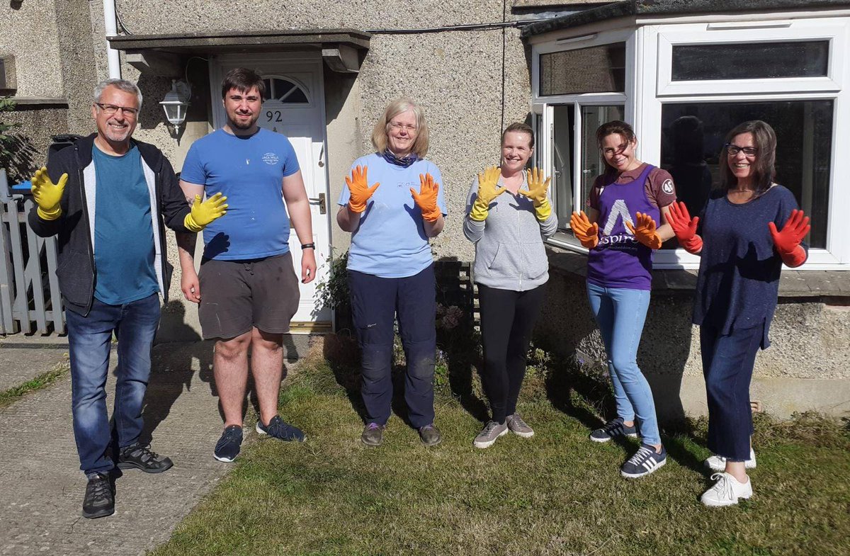 JoinTeamOxford's tweet photo. A huge congratulations to volunteers who lent a hand with @Aspireoxford on Friday sprucing up one of their properties providing supported housing for young adults 👏 A fantastic job, well done! https://t.co/7qCBoXj6Cj