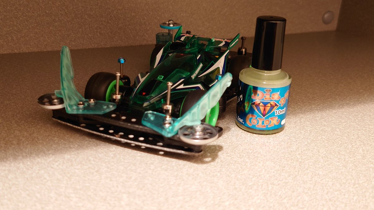 GTRmini4wd's tweet photo. レーザーパーツに蓄光塗料塗り込んで見たyo
結構光る(ㆁωㆁ*)
この蓄光塗料はルアーとかウキに使うらしいです。
マニキュアタイプで塗った感じはマスキングゾルみたいでした。
#DiaColor
#ミニ四駆 https://t.co/uGjIR3dI1w