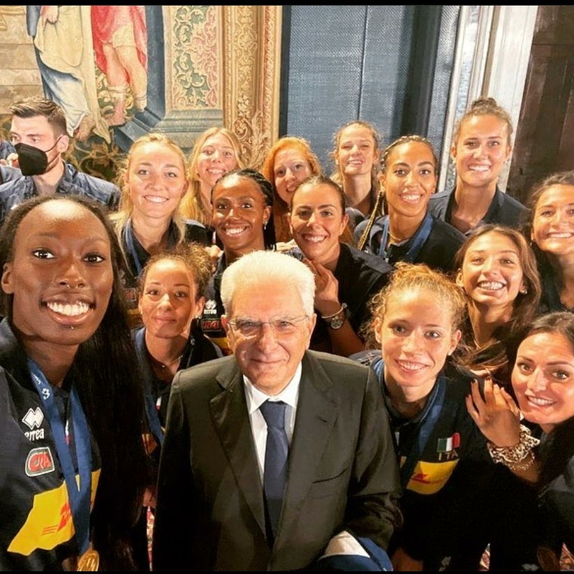 ImocoVolley's tweet photo. ๐ฎ๐น๐ Le azzurre campionesse d'Europa ricevute oggi al Quirinale dal presidente Sergio Mattarella per celebrare il trionfo azzurro!
#siamotuttipantere #imocoboom๐ฅ #quirinale #sergiomattarella https://t.co/ozYv8EhJEb