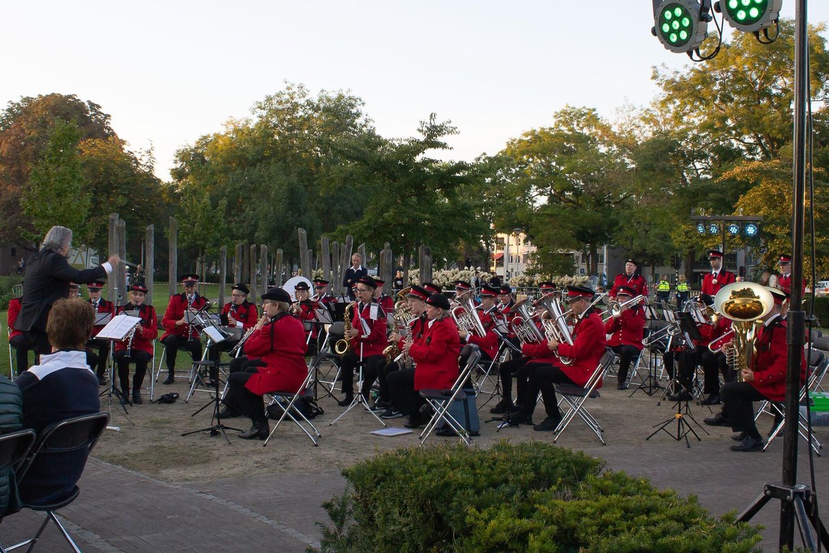 🎶 𝐌𝐨𝐨𝐢𝐞 𝐡𝐞𝐫𝐝𝐞𝐧𝐤𝐢𝐧𝐠 🎶
Afgelopen zaterdag heeft HMC de Helmondse bevrijdingsherdenking in het Hortensiapark muzikaal begeleid. Meer foto's zijn te vinden op onze website: helmondsmuziekcorps.nl/bevrijdingsfee…
