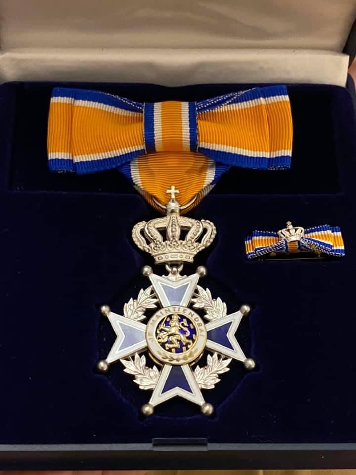 👑Wat zijn wij enorm trots op Leslie en <a href="/AdeVries1980/">Anouk de Vries</a> van <a href="/Run4Schools/">Leslie Pangemanan</a>. Zij zijn gisteren benoemd tot Ridder in de Orde van Oranje-Nassau vanwege hun jarenlange inzet voor in- en naschoolse sportopvang in de townships van Zuid-Afrika. #trotsalseenpauw #warmapplaus #dikverdiend