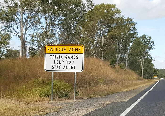 NaoCasanova's tweet photo. #LunesdeCarreteras

En Australia, entre Balladonia y Caiguna, hay una carretera con UNA RECTA DE 150 km de longitud.
Y eso es muy peligroso, mortal de necesidad.

Por eso se instalaron carteles con preguntas cuyas respuestas se muestran kilómetros después.
Un Road Trivia. https://t.co/sqXiQj3Aay
